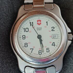 LADIES VICTORINOX SWISS ARMY WATCH